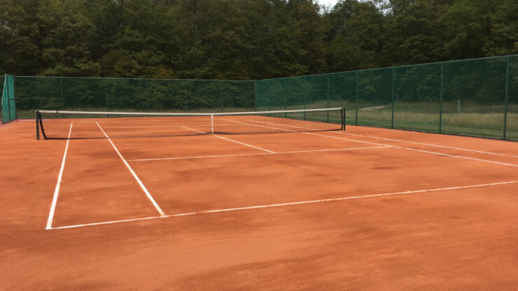LARGE TENNIS CLUB